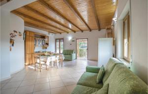 uma sala de estar com um sofá e uma sala de jantar em Villa Mare em Ioppolo