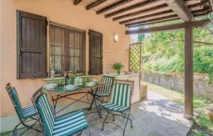 a patio with a table and four chairs at Casa Lomi in Giampierone