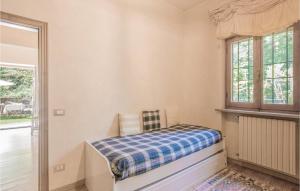 een kleine slaapkamer met een bed en een raam bij Casa Lomi in Giampierone