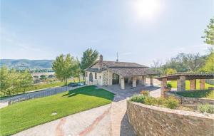 an estate with a stone house and a garden at Il Vigneto in Brufa