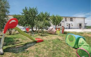 un grupo de juegos infantiles en un patio en Stunning Home In Montecastrilli With Wifi, en Montecastrilli