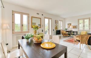 a kitchen and living room with a table and chairs at Capre 1 in Garda