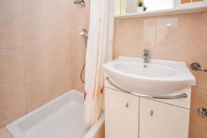 Kúpeľňa v ubytovaní Apartments Flora + 37 fotografií