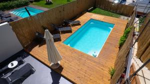uma vista superior de uma piscina com um guarda-sol em Apartments Annela em Trogir