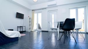 uma sala de estar com mesa e cadeiras em Apartments Annela em Trogir