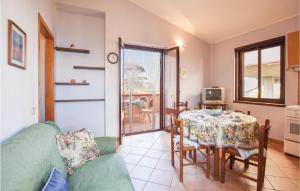 salon ze stołem i kanapą w obiekcie Matteo Appartamento w mieście Ovile la Marinella