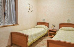 sypialnia z 2 łóżkami i oknem w obiekcie Matteo Appartamento w mieście Ovile la Marinella