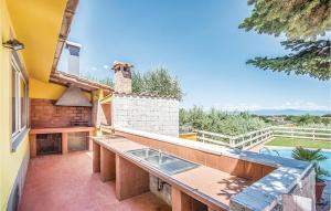 kuchnia na świeżym powietrzu z widokiem na basen w obiekcie Beautiful Home In Roma w mieście La Storta