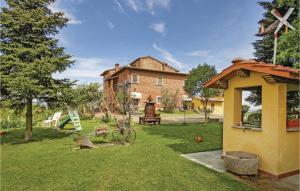 een huis met een tuin met een speeltuin bij Il Casone in Alberoro