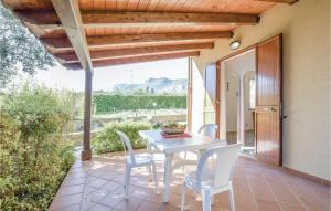 - une table et des chaises blanches sur la terrasse dans l'établissement Casa Giuseppa, à Mandra Capreria