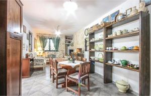 - une cuisine et une salle à manger avec une table et des chaises dans l'établissement Villa Specchia, à Villa Castelli