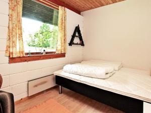 AsnæsにあるTwo-Bedroom Holiday home in Asnæs 3のベッドルーム(ベッド1台、窓付)