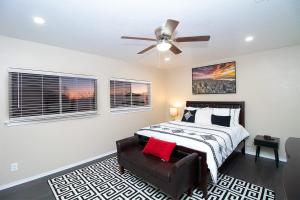 1 dormitorio con 1 cama y ventilador de techo en Cozy Home - Self Check-In w/Spacious Deck en San Antonio