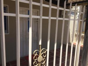 Apartamento Mattos في تاجانجا: سياج أبيض مع باب في الغرفة