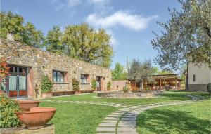 une maison en pierre avec un jardin en face dans l'établissement Nice Home In Bucine ar With Kitchen, à Podere Panzano