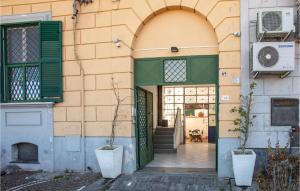 an entrance to a building with a green door at Casa Sul Mare in Castellammare di Stabia