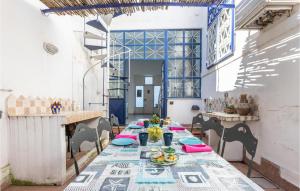 een eetkamer met een lange tafel met eten erop bij Casa Sul Mare in Castellammare di Stabia