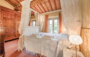 une chambre avec un grand lit dans une pièce dans l'établissement Corte Pasquini, à San Ginese