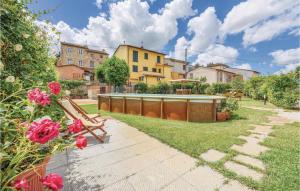 un jardin avec un banc, des fleurs et des bâtiments dans l'établissement Corte Pasquini, à San Ginese 22 autres photos