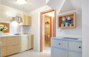 Casa Country Vintage في موليانو فينيتو: مطبخ مع دواليب بيضاء وقمة زرقاء