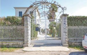 Casa Country Vintage في موليانو فينيتو: بوابة بيضاء ذات قوس أمام سياج