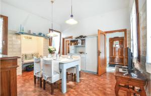 Casa Country Vintage في موليانو فينيتو: مطبخ وغرفة طعام مع طاولة وكراسي بيضاء +15 صورة