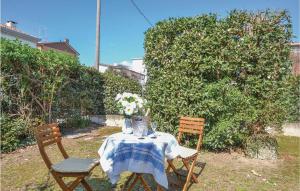 Casa Country Vintage في موليانو فينيتو: طاولة عليها قماش الطاولة الزرقاء والبيضاء وكرسيين