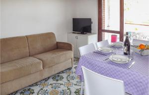 sala de estar con sofá y mesa en Bilo 1, en Alba Adriatica