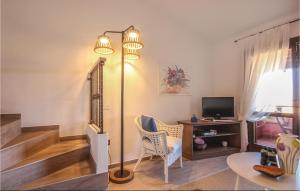 un soggiorno con lampada da pavimento e sedia di Casa Pomi a Torre Dei Corsari