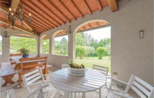 comedor con mesa, sillas y ventanas en Villa Il Colle, en Molezzano