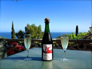 罗列特海岸法马拉公寓的桌上有一瓶酒和两个酒杯