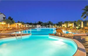 - une piscine dans un complexe la nuit dans l'établissement Beautiful Apartment In San Giovanni Rotondo With Wifi, à San Giovanni Rotondo