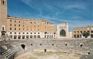 un grande edificio in mattoni con un muro di pietra di fronte di Beautiful Apartment In Lecce Le With 1 Bedrooms And Wifi a Lecce