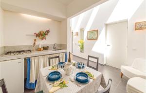 a kitchen and dining room with a table and chairs at Biancolilla in Alia