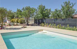 una piscina in un cortile alberato di Villa Ibiscus a Comiso