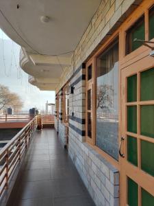 un couloir d'un immeuble avec une porte et des fenêtres dans l'établissement Mathan View Homestay, à Shamshi