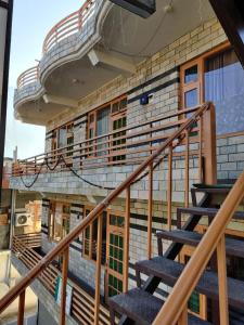 una rampa di scale che porta a un edificio di Mathan View Homestay a Shamshi