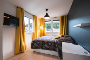 Habitación pequeña con cama y ventana en Appartement du Vercors - 3 Bedrooms Parking Free Netflix, en Fontaine