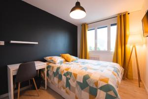 a bedroom with a bed and a desk and a window at Appartement du Vercors - 3 Bedrooms Parking Free Netflix in Fontaine