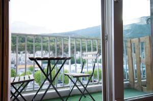 2 sedie e un tavolo sul balcone di Appartement du Vercors - 3 Bedrooms Parking Free Netflix a Fontaine