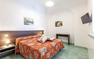 een slaapkamer met een bed met een oranje sprei bij Afrodite in Agerola