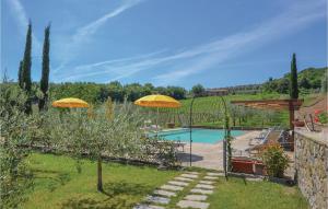 una piscina con 2 sombrillas en un patio en Mattia, en Podere Panzano