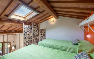 una camera con due letti verdi e un lucernario di Paradiso a Marina di Cecina
