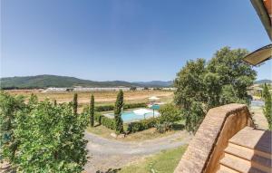 RibollaにあるTenuta Erbaneraの家のバルコニーからプールの景色を望めます。