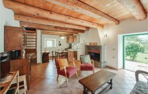 Badia TedaldaにあるIl Fienileの木製の天井とテーブル付きのキッチンとリビングルーム