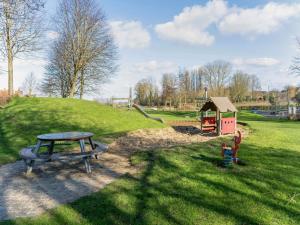 Imagem da galeria de Inviting Holiday Home in Heuvelland with Garden em Heuvelland