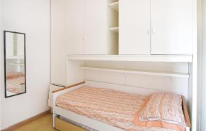 een kleine slaapkamer met witte kasten en een bed bij 1 Bedroom Awesome Apartment In Botricello in Botricello