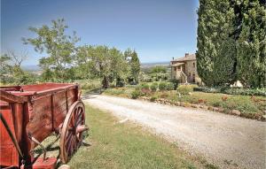 stary czerwony wagon siedzący na poboczu drogi w obiekcie Flaminia - Podere Moricci w mieście Montaione