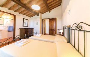 2 łóżka w pokoju z łazienką w obiekcie Flaminia - Podere Moricci w mieście Montaione