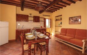 una cucina e una sala da pranzo con tavolo e divano di Casale Del Borgo 13 a Querce